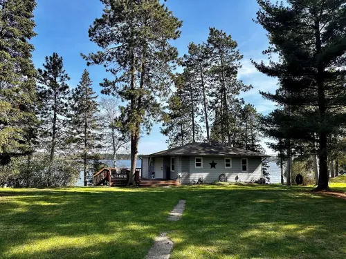 Relax in a cozy and private lake front cabin with breathtaking views!