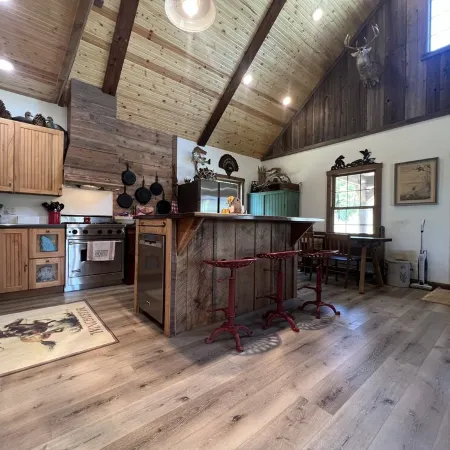 LODGE AT SADDLE RIDGE. Just five minutes from Hermann.