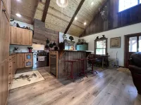 LODGE AT SADDLE RIDGE. Just five minutes from Hermann.