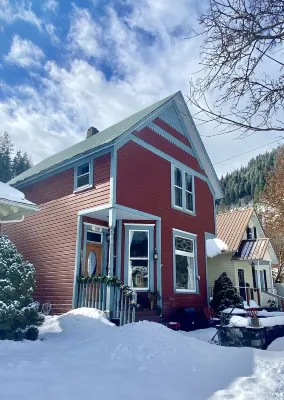 The GREAT CATSBY 4bd Queen Anne historic home, walk to town