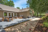 Immaculate home in the heart of wine country - Private Pools