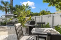 The Blue House.  Steps from Wilton Drive!  Outdoor sitting and dining, Grill, WD