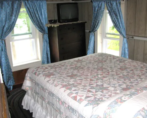 Vacationer's oasis on the waterfront of picturesque Pearly Pond. Hotels in Rindge