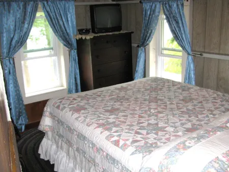 Vacationer's oasis on the waterfront of picturesque Pearly Pond.