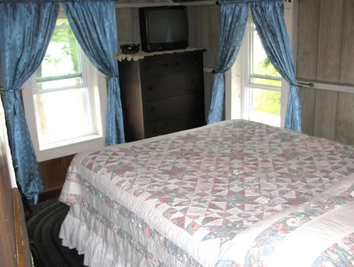 Vacationer's oasis on the waterfront of picturesque Pearly Pond.