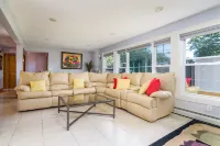 Experience Massapequa charm near Roosevelt Field Mall, 15 Mins to Jones Beach