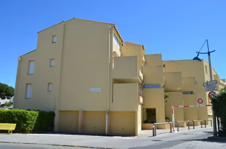 apartment with sea view, direct access to the beach, Отели в г. Борм-Ле-Мимоза