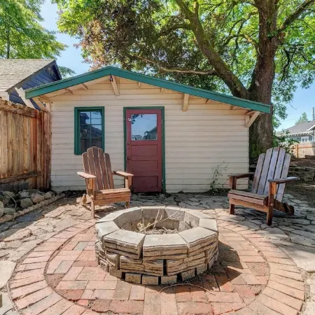 Willamette Valley Getaway w/ Backyard Firepit