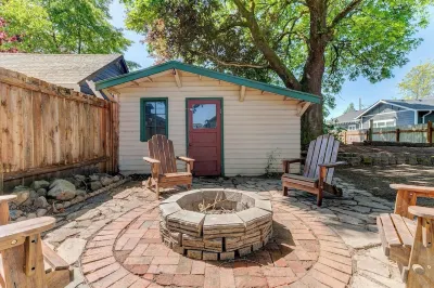 Willamette Valley Getaway w/ Backyard Firepit Champoeg State Heritage Park附近的飯店