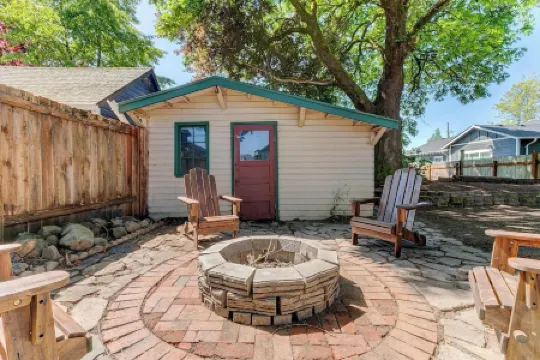 Willamette Valley Getaway w/ Backyard Firepit
