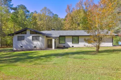 Home away from home minutes from downtown Fayetteville and Pinewood Studios.