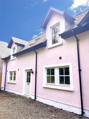 Beautiful, Luxury Home overlooking Loch Tay, stunning mountain views