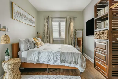 King Bed @ The MadiZEN. No Cleaning Fee! Central Midtown Location!