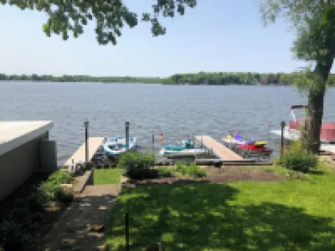 Lakefront home Wonder Lake IL - Close to Lake Geneva and Twin Lakes Wi