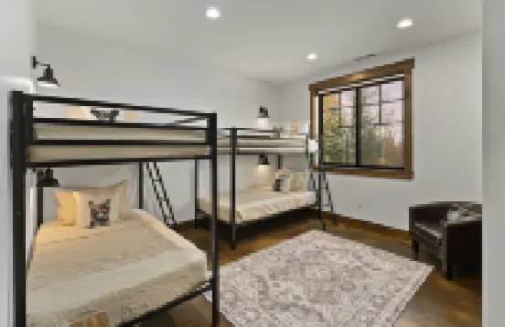 Gorgeous mountain getaway - VIEWS - HotTub - Private - Wildlife - Close to town
