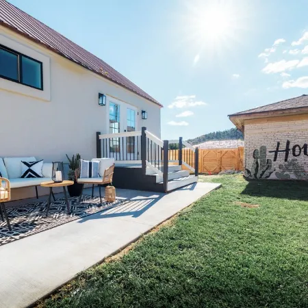 Cozy Cottage Between Zion and Bryce! Family Friendly, Firepit with Mountain View