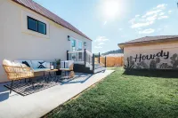 Cozy Cottage Between Zion and Bryce! Family Friendly, Firepit with Mountain View