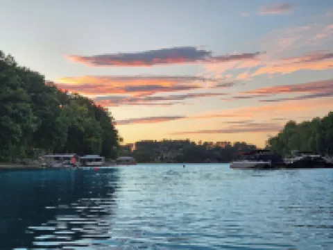 Keowee Adventures ~ Peaceful Lakefront Home on Keowee ~ 7 Miles from Clemson! Hoteles en Seneca