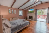 Practically Lakefront Family&Pet Friendly Poconos Perfection w/Hottub