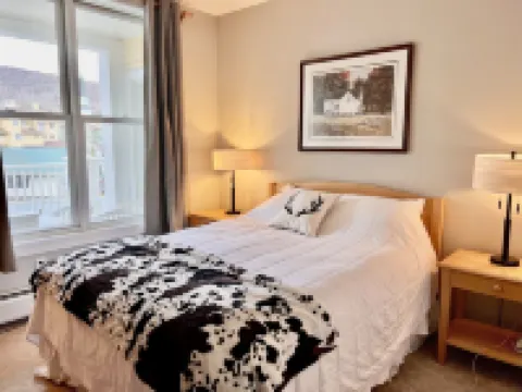 Mountain & sunset views from balcony! Heated pool/spas, walk to lifts & village! Hotels in Stratton Mountain