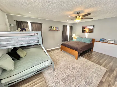 Highland Hideaway-Newly Remodeled! Отели в г. Шеридан