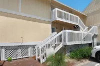Destin Studio Condo, Completely Remodeled, Full Kitchen, Patio, Steps to Beach