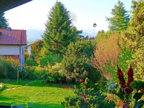 Sunlit large comfort apartment with mountain views on Lake Chiemsee Hotels in der Nähe von Die Chiemsee-Bahn