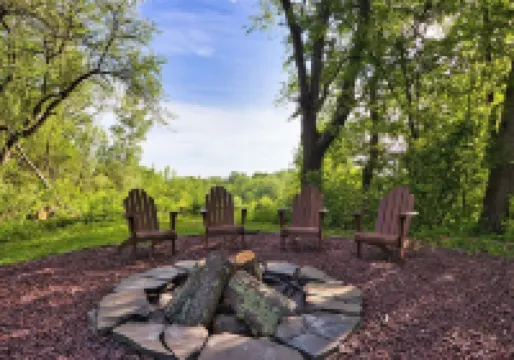 Family and Dog Friendly Home near historic racetrack and downtown w/ a fire pit. サラトガのホテル