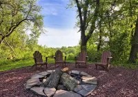 Family and Dog Friendly Home near historic racetrack and downtown w/ a fire pit. Saratoga Monument 주변 호텔