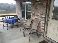 cozy, quiet, rural hideaway close to everything south