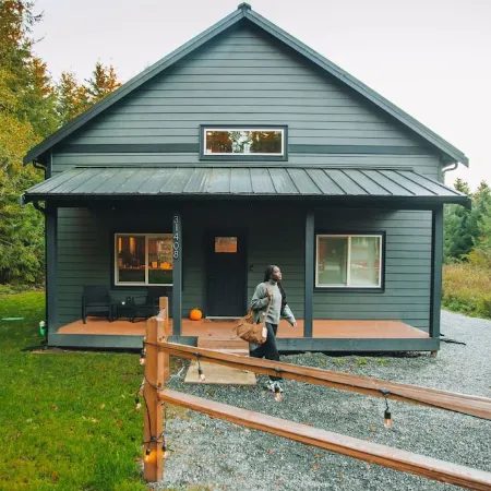 Mt Rainier Retreat-Views, Hot tub, EV, Heated deck Отели в г. Ашфорд