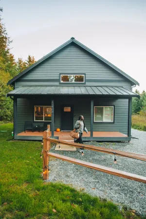 Mt Rainier Retreat-Views, Hot tub, EV, Heated deck