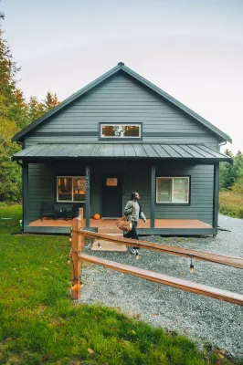 Mt Rainier Retreat-Views, Hot tub, EV, Heated deck - 4-Star
