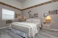 Golf Course Views, Quiet, Comfy Pet-Friendly at Holiday Hills Golf & Resort