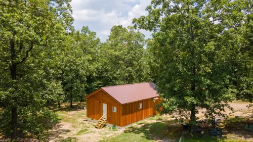 Escape to cozy 2-bedroom cabin near Ouachita Forest 4 min drive away
