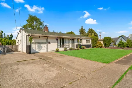 Fort Adobe 10 mins to Airport Large fenced Yard Отели рядом с достопримечательностью «Interstate Bridge»