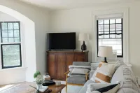 Walking distance to Wellspan York Hospital, York College. Comfortably sleeps 8. Hotels in York