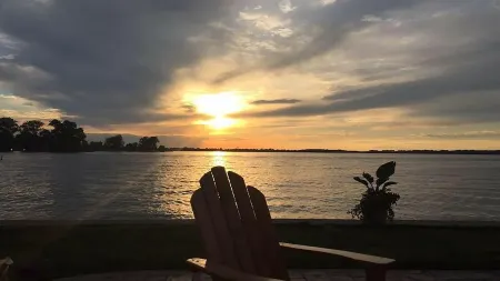 Private waterfront, large firepit and covered boat dock! Отели в г. Расселлс Пойнт