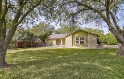 Hutto 4 BDRM GETAWAY HOME PERFECT FOR BUSINESS OR LEISURE. Hotels near Club Wildflower