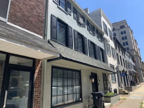 Two-story condo in luxury townhouse. Free parking.