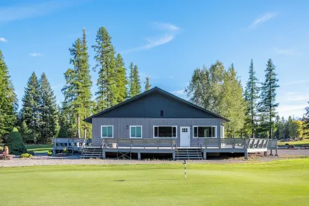 Sleeps up to16! Family Friendly! Newly Renovated, steps from the Golf Course!