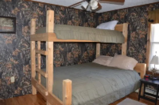 Snowmobilers Welcome - Cozy Getaway-Relax & Unwind-Deer Feeding-Riverfront View