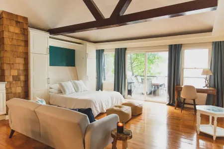 Dreamy lakefront cottage - 20 min from Ann Arbor!