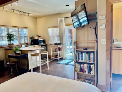 Bucking Mule Studio~Downtown~Japanese Soaking Tub*Sanitized & High Speed Wi-Fi*