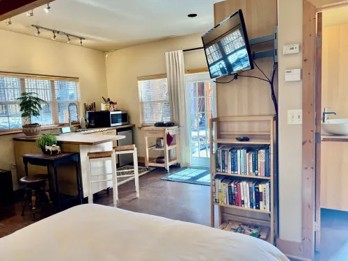 Bucking Mule Studio~Downtown~Japanese Soaking Tub*Sanitized & High Speed Wi-Fi*