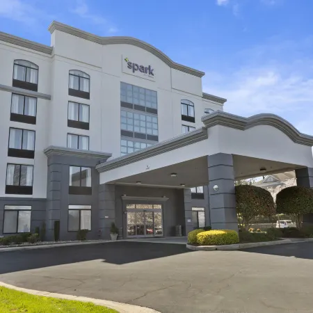 Spark by Hilton Greensboro Отели рядом с достопримечательностью «Торговый центр Four Seasons»