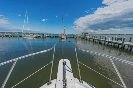 Charming 2-bedroom boat in amazing Manteo WiFi, AC, fitness room, pool, kayaks