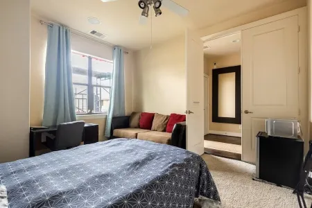 Private Bedroom Bathroom Suite Near East Downtown Отели рядом с достопримечательностью «Хьюстонский университет»
