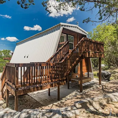 Lake Access / Pool / Private Patio / BBQ  / WiFi / Free Parking / Self Check-in