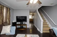 Cozy 3-bedroom Duplex1 with WiFi, AC in peaceful Springfield